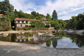 Гостиница Gîte proche Puy du Fou  Мортань-Сюр-Севр